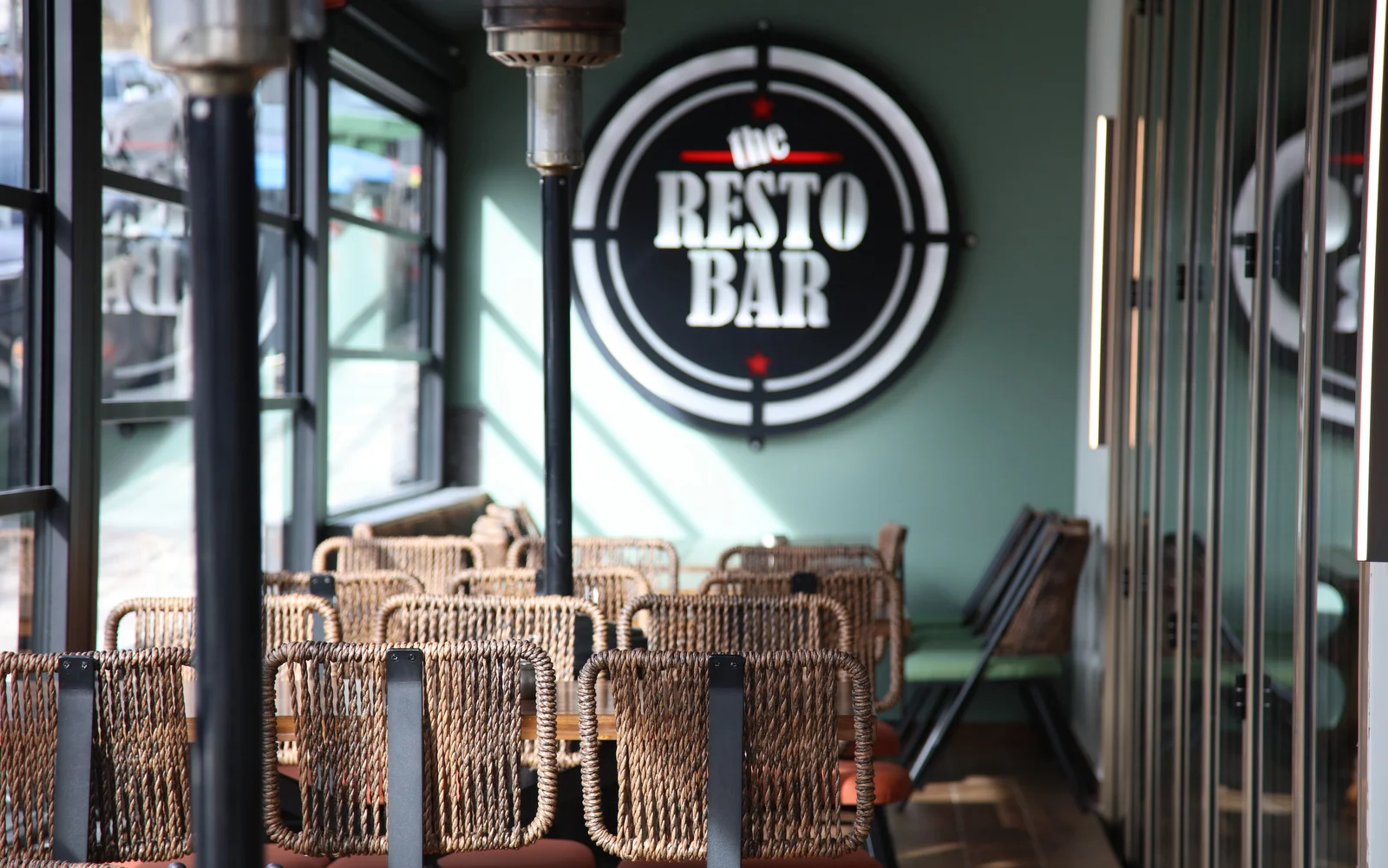 Πιάτο του The Resto Bar με κρέας, πουρέ και σάλτσα