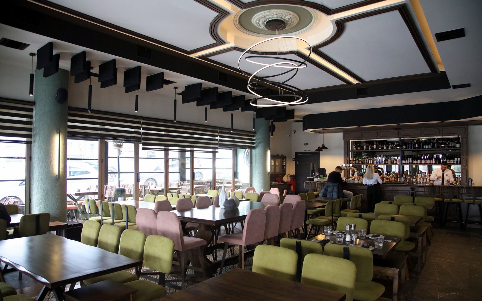 Εσωτερικός χώρος του The Resto Bar με τραπέζια και καθίσματα