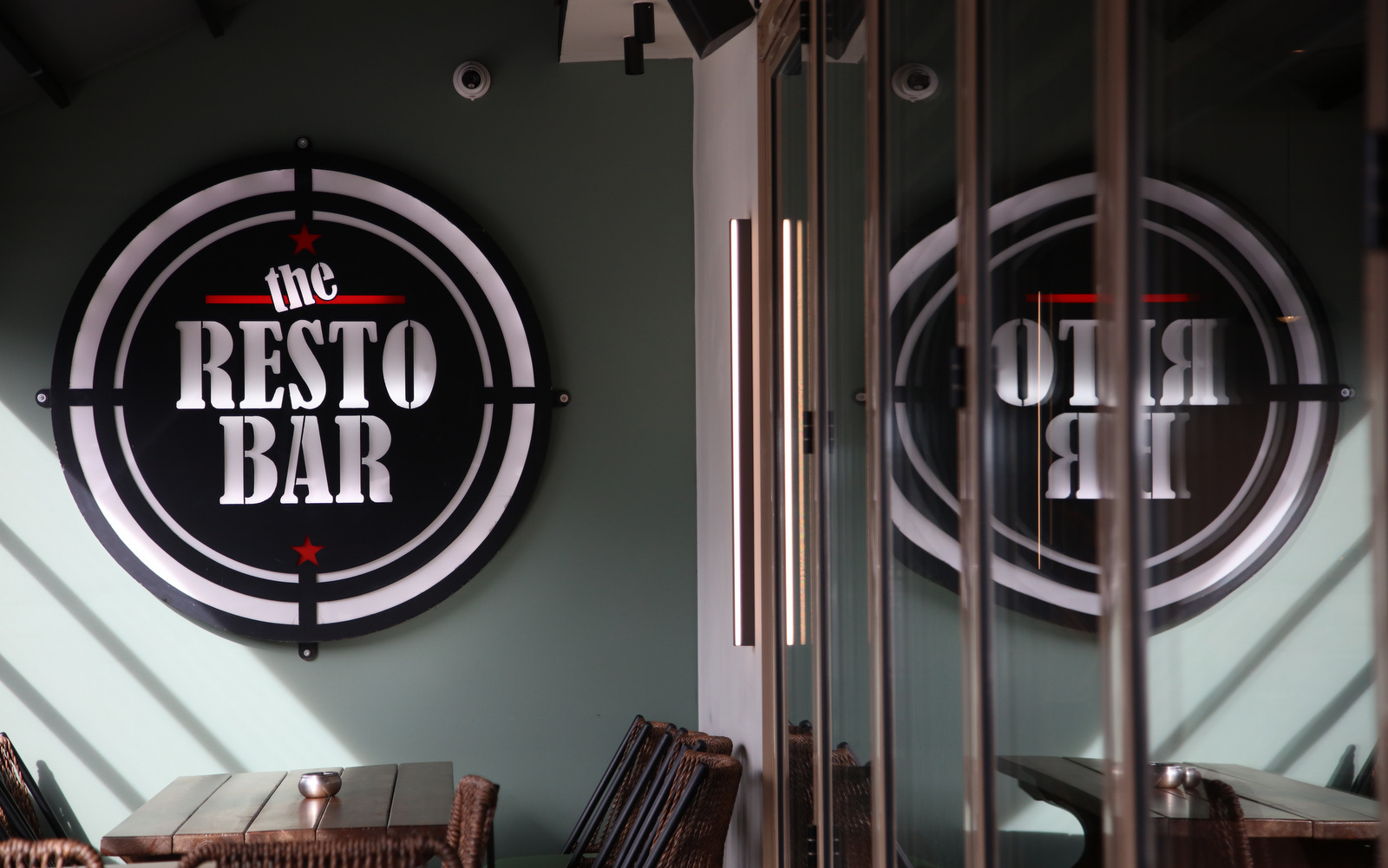 Χώρος καθισμάτων στο The Resto Bar